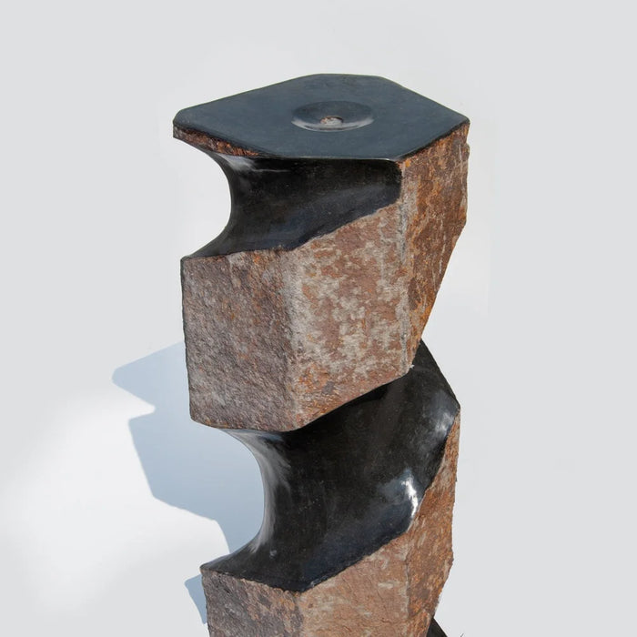 Skulptur i sort basalt (vandfontæne) 100 cm