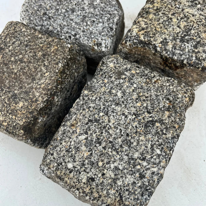 Store grå granit brosten til udendørs belægning – brugte, slidte sten
