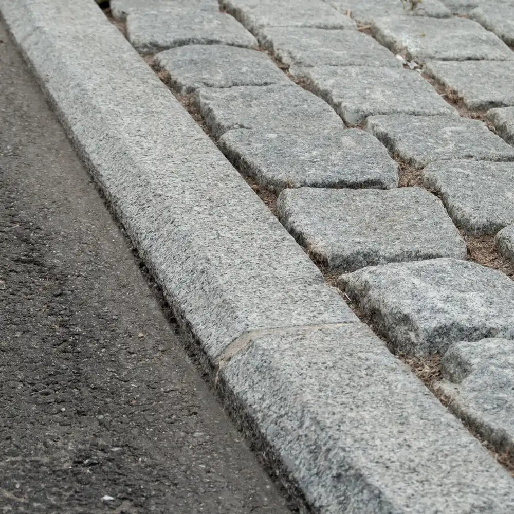 Grå granitkantsten og brosten.